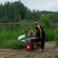 Maalauskurssit järven rannalla Suomessa