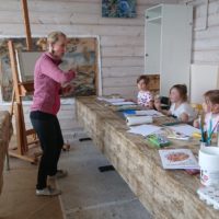 Maalauskurssilla taidemaalari Svetlana Ruoho tarjoa mielenkiintoista ja innostavaa erikoisohjelmaa