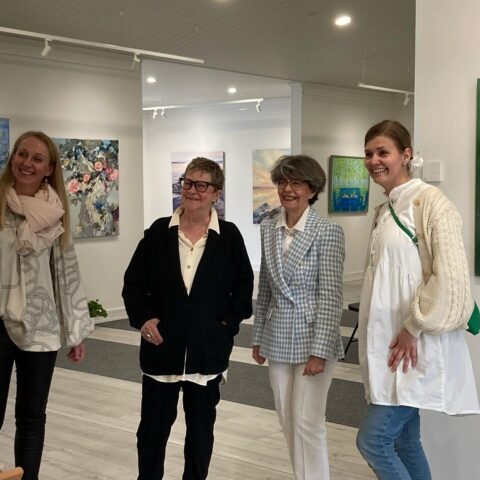 Taiteilijat Carin Bengtsin, galleristi Hanna Kaarina Syrjäläinen, Mikaela Wikströmin ja Svetlana Ruoho